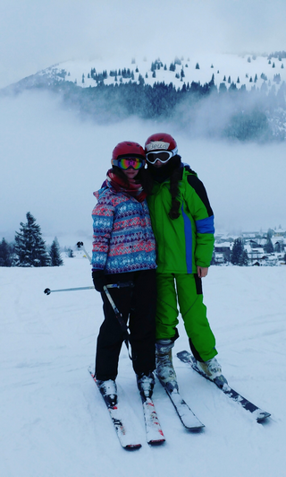 Foto von zwei Skifahrerinnen