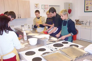 Schüler beim Backen in der Küche