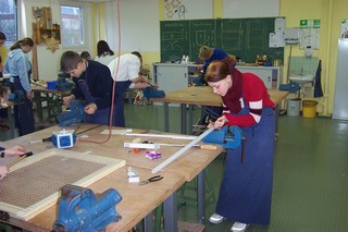 Schüler arbeiten an Werkbänken