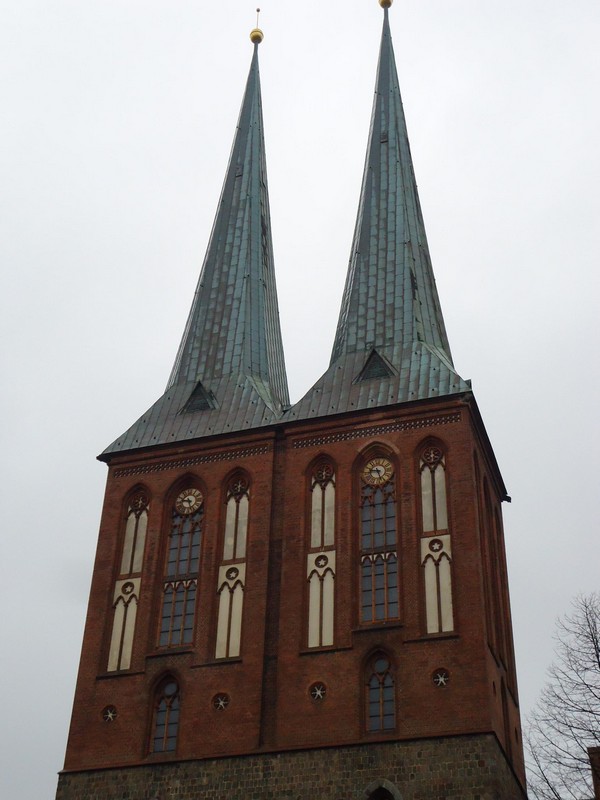 Blick hinauf zu den Türmen der Nikolaikirche