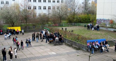 Schülerinnen und Schüler auf dem neugestalteten Schulhof